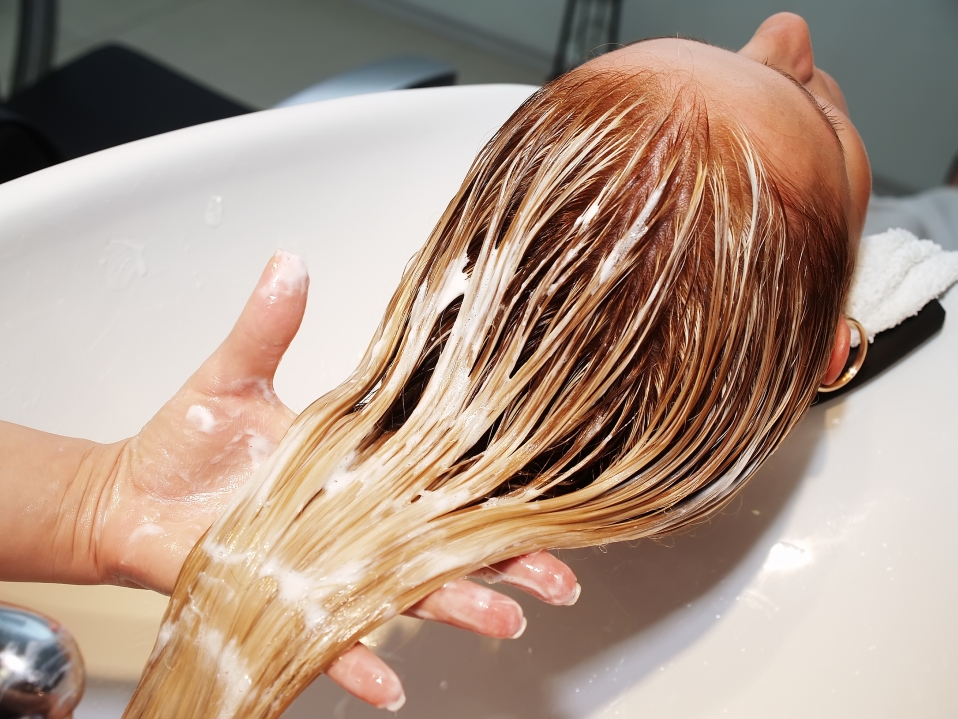 Meilleur Shampoing Pour Cheveux Blonds Colorés Quel est le meilleur shampoing pour les cheveux colorés ? - Scoothair